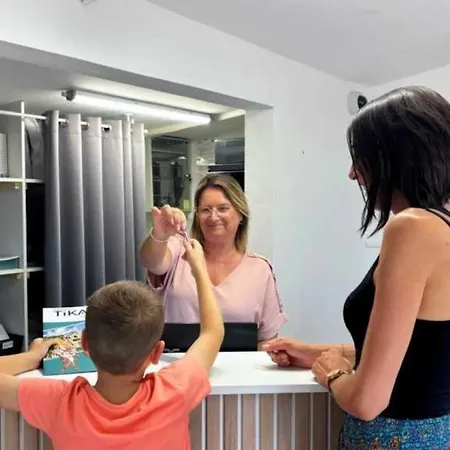 Camping 4 Etoiles - Eebaeh Hyeres